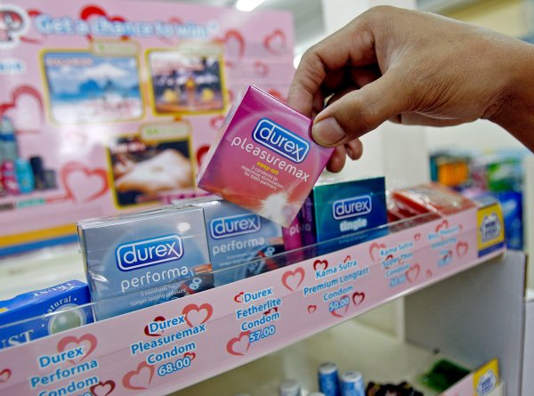 «Пусть поделятся генофондом»: Нижегородская продавщица прокалывала презервативы иностранным болельщикам