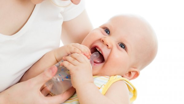 Учёные объяснили, почему новорожденным нельзя пить воду