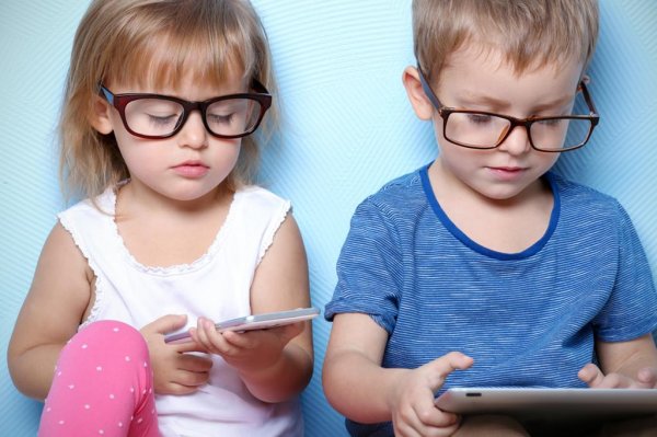 Как защитить зрение детей от смартфона: советы предусмотрительным родителям
