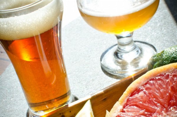 «Лучше пейте пенное»: Ученые рассказали о пользе пива и вреде фруктов