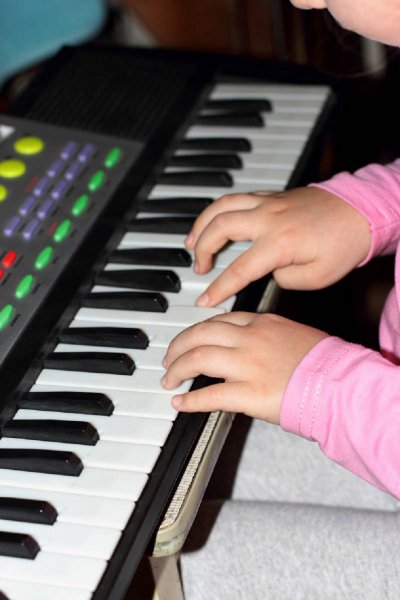 Музыка помогает детям с нарушениями слуха лучше воспринимать звуковую информацию
