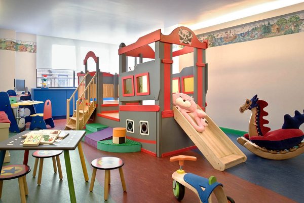 Минтруд: В офисах стоит создать детские комнаты