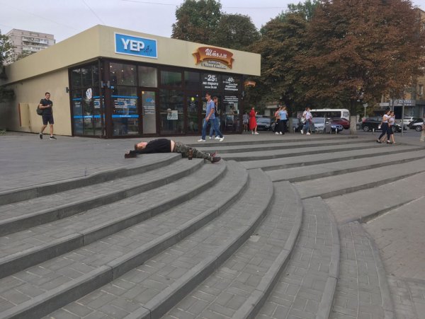 Уснувший на ступеньках житель Ростова рассмешил пользователей Сети