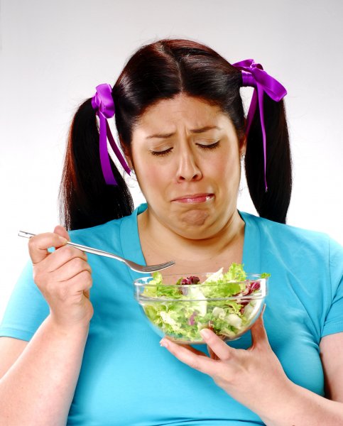 Диетологи рассказали, какой салат поможет похудеть, а какой приведет к ожирению