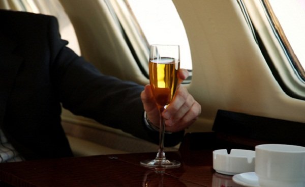 «Аэрофлот» вернет алкогольные напитки в эконом-класс