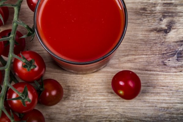 Ученые рекомендуют выпивать 150 мл томатного сока, чтобы снизить риск высокого кровяного давления