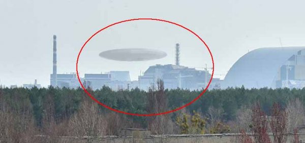 «Устроят ядерную катастрофу!»: Огромный НЛО с Нибиру сфотографирован в Чернобыле очевидцем