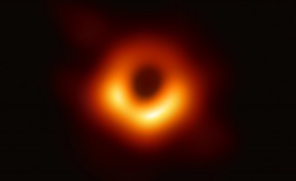«С Днём Космонавтики!»: Огромная чёрная дыра в центре галактики начала всасывать Землю и крушить луноходы