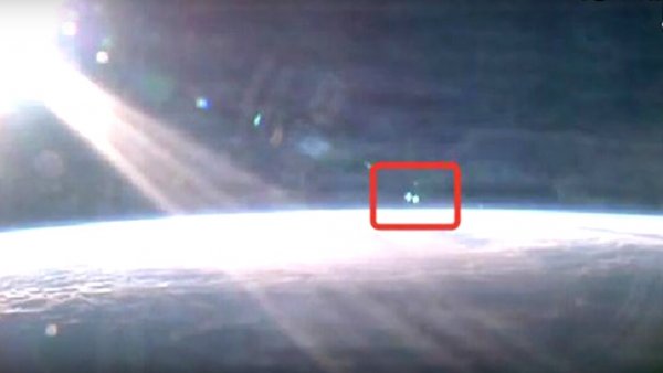 Зависшая над Кировском Нибиру решила устроить «кровавую» Пасху – Астронавты МКС засняли у Солнца летящие корабли-ангелы