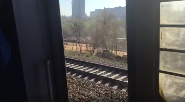 Зато не душно: Пассажиры рискуют выпасть из поездов РЖД из-за неисправных дверей