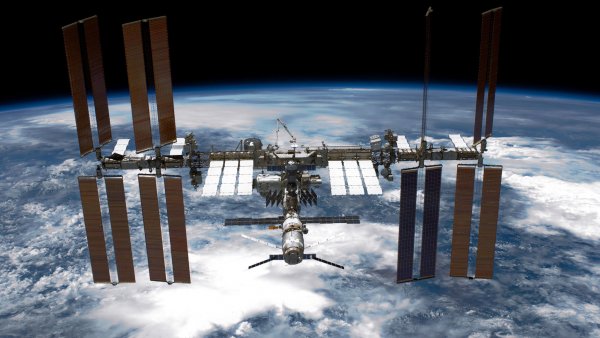 NASA придётся отвечать: Россия возмущена запахом спирта на МКС