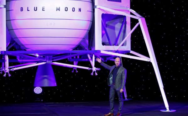 Джефф Безос представил макет космического аппарата для высадки на Луну