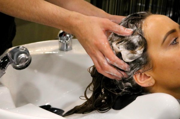 Техника мытья волос Ко-вошинг. В чем секрет салонной процедуры?