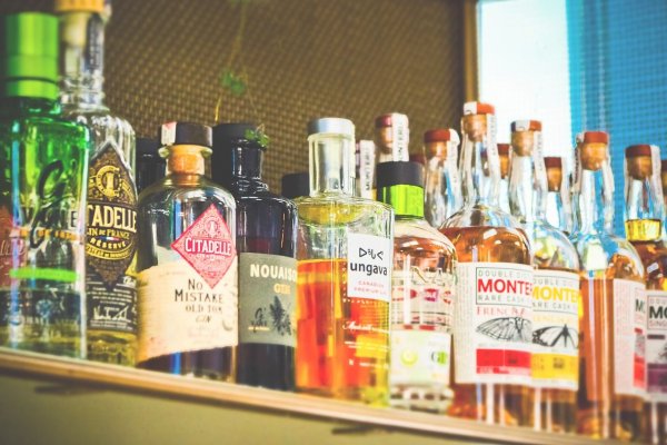 Как определить подлинность элитного алкоголя: разбираем на примере коньяка, вина и водки